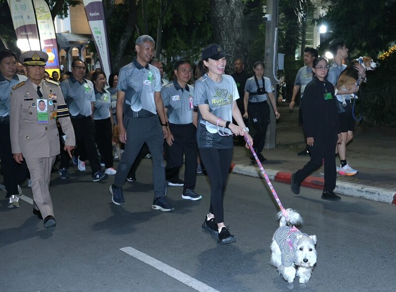 苏提达王后参加公益跑步太猛了！穿T恤牵着狗狗，素颜都这么好看__苏提达王后参加公益跑步太猛了！穿T恤牵着狗狗，素颜都这么好看