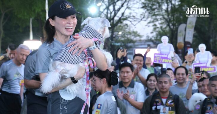 苏提达王后参加公益跑步太猛了！穿T恤牵着狗狗，素颜都这么好看__苏提达王后参加公益跑步太猛了！穿T恤牵着狗狗，素颜都这么好看