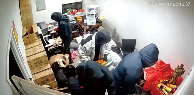 _深夜噩梦！法拉盛公寓遭武装洗劫，抢走30万美元，9名华人男女被扒光衣服羞辱_深夜噩梦！法拉盛公寓遭武装洗劫，抢走30万美元，9名华人男女被扒光衣服羞辱