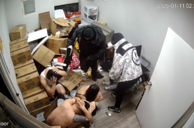 _深夜噩梦！法拉盛公寓遭武装洗劫，抢走30万美元，9名华人男女被扒光衣服羞辱_深夜噩梦！法拉盛公寓遭武装洗劫，抢走30万美元，9名华人男女被扒光衣服羞辱