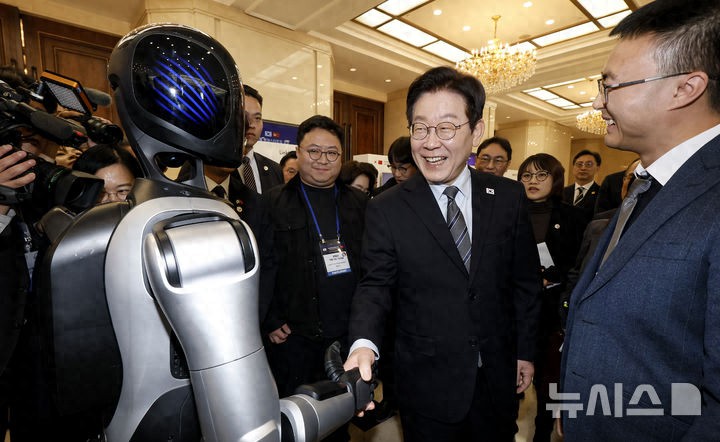 李在明在上海和中国机器人握手！夫人为韩妆品牌站台，夫妻太开心