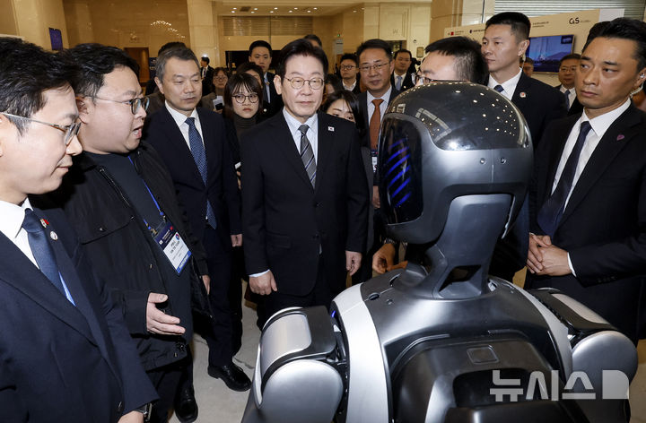 李在明在上海和中国机器人握手！夫人为韩妆品牌站台，夫妻太开心_李在明在上海和中国机器人握手！夫人为韩妆品牌站台，夫妻太开心_