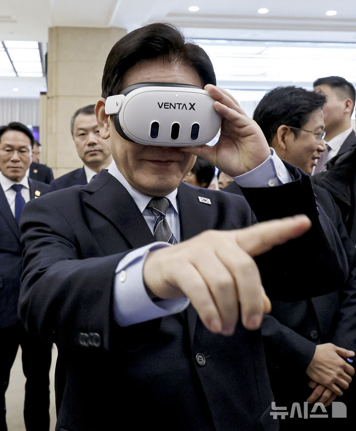 李在明在上海和中国机器人握手！夫人为韩妆品牌站台，夫妻太开心_李在明在上海和中国机器人握手！夫人为韩妆品牌站台，夫妻太开心_