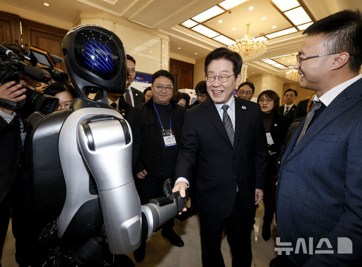 _李在明在上海和中国机器人握手！夫人为韩妆品牌站台，夫妻太开心_李在明在上海和中国机器人握手！夫人为韩妆品牌站台，夫妻太开心