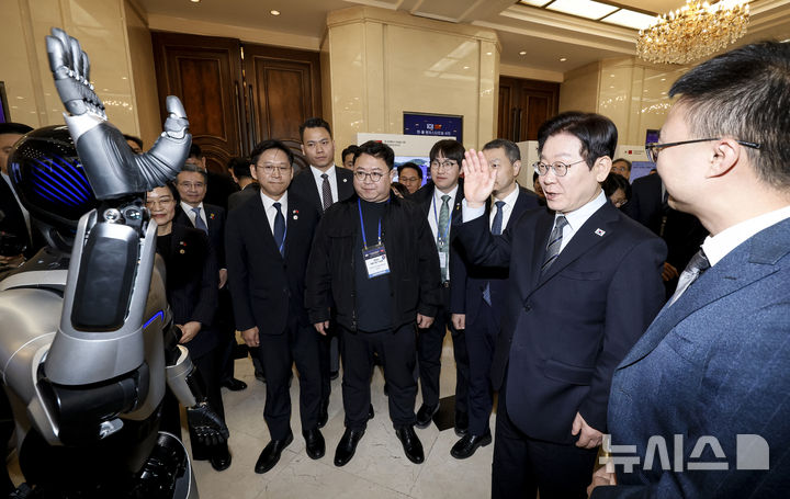 李在明在上海和中国机器人握手！夫人为韩妆品牌站台，夫妻太开心_李在明在上海和中国机器人握手！夫人为韩妆品牌站台，夫妻太开心_