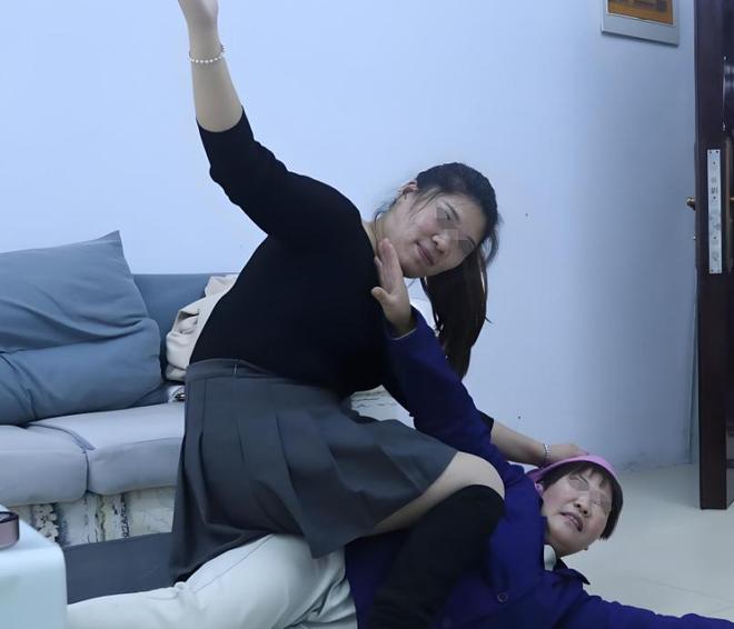 79岁老太被儿媳扇巴掌，当场烧了552万存折，20天后儿子回家笑了__79岁老太被儿媳扇巴掌，当场烧了552万存折，20天后儿子回家笑了