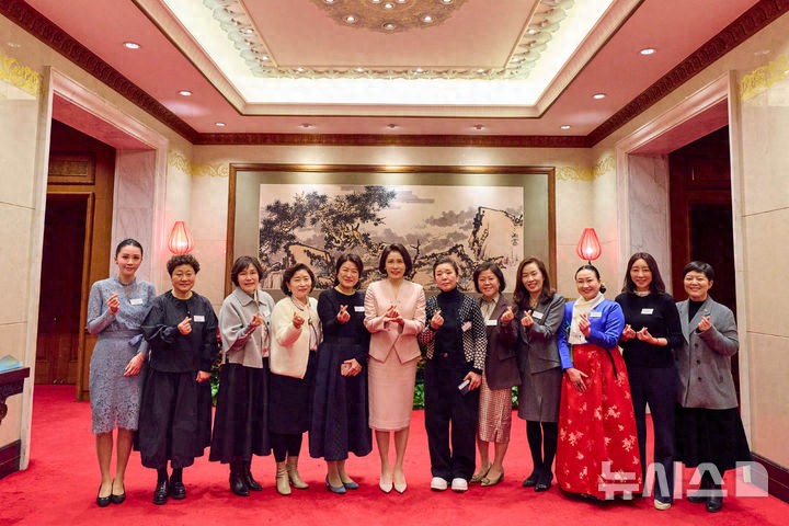 韩国第一夫人在北京钓鱼台美翻！穿粉色小套装身材太好，不像59岁