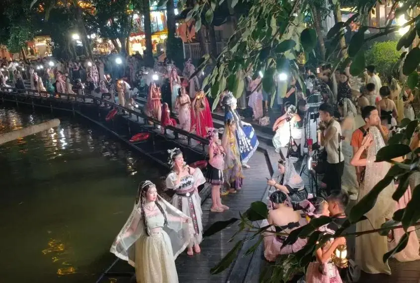 _爆火全网的“素颜”巴黎，撕下旅拍的真面目_爆火全网的“素颜”巴黎，撕下旅拍的真面目