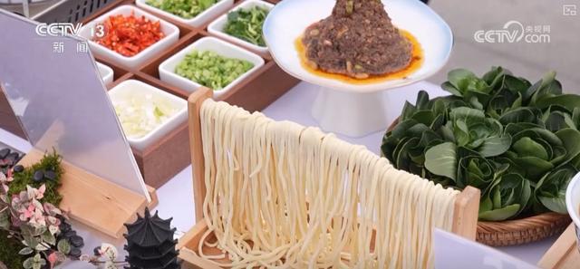 非遗美食市集、地域特色快闪、沉浸式品鉴 “舌尖狂欢”推高冬日文旅消费热力值__非遗美食市集、地域特色快闪、沉浸式品鉴 “舌尖狂欢”推高冬日文旅消费热力值