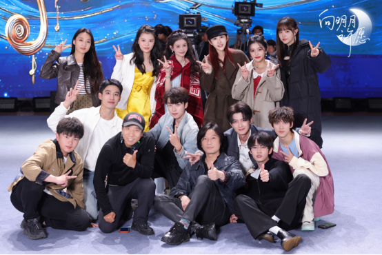 《向明月许愿》圆满杀青！陈鹤一饶嘉迪领衔出演，青春群像定格山海与热爱