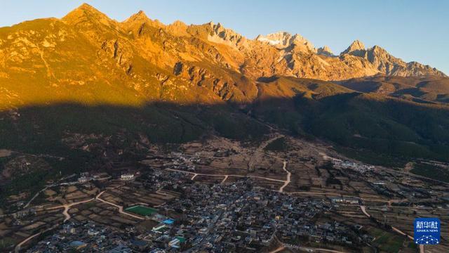 玉龙雪山下的山村变迁