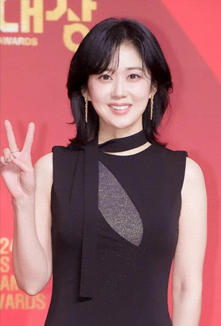 43岁张娜拉人老状态不老，短发撞脸赵丽颖，“娃娃脸”令人羡慕！