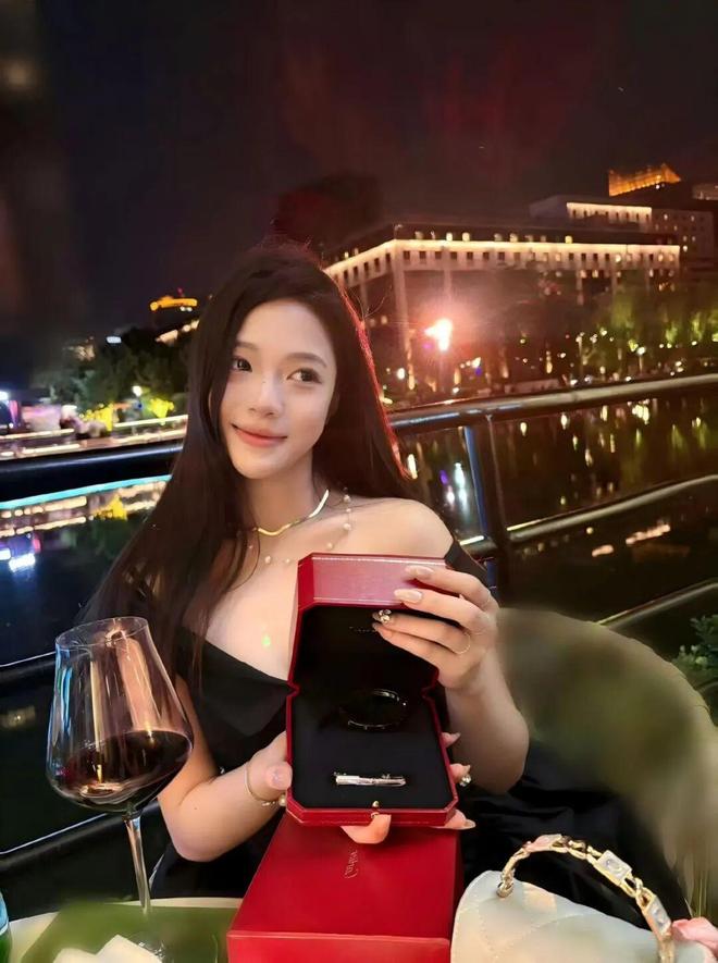 _当代爱豆的恋爱，主打一个“不敢动”_当代爱豆的恋爱，主打一个“不敢动”