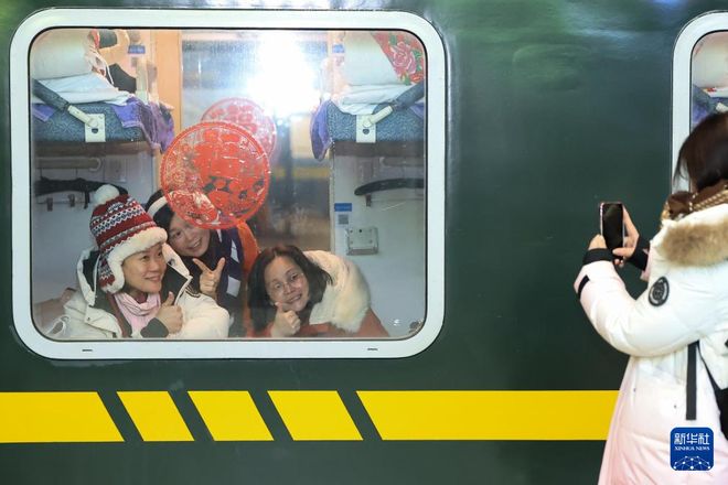 “东北民俗”列车首迎大型国际旅游团_“东北民俗”列车首迎大型国际旅游团_