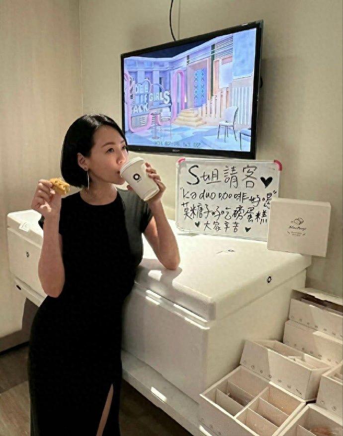 小S戒酒后颜值回春！穿小黑裙悠闲喝咖啡，年近50终于超了姐姐大S