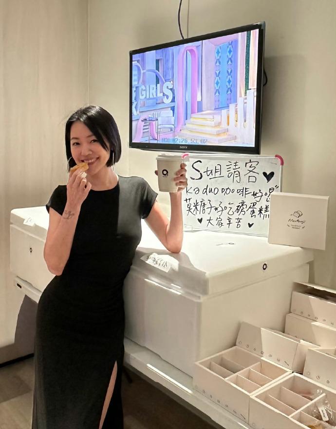 小S戒酒后颜值回春！穿小黑裙悠闲喝咖啡，年近50终于超了姐姐大S__小S戒酒后颜值回春！穿小黑裙悠闲喝咖啡，年近50终于超了姐姐大S