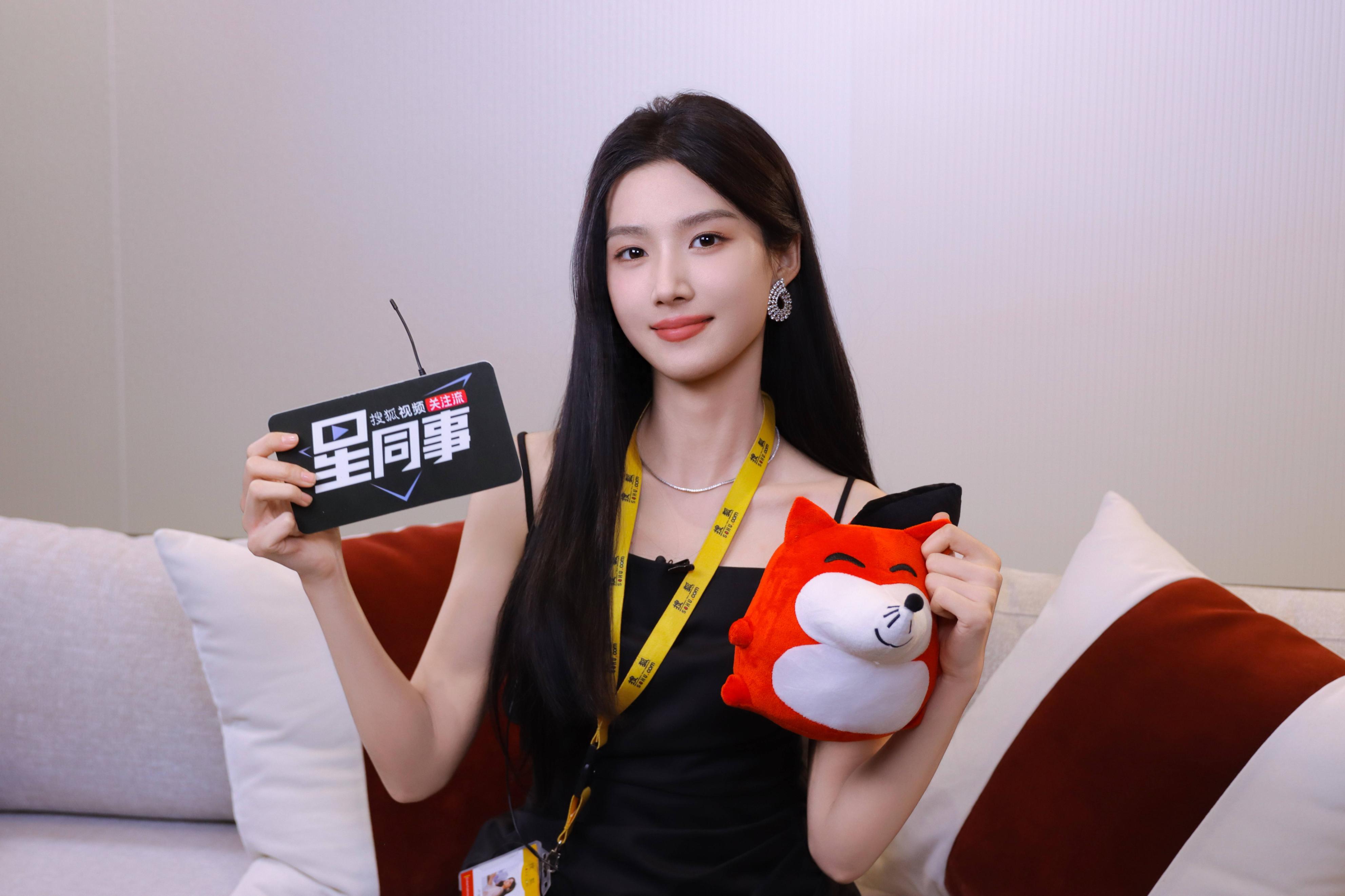 卢昱晓回应跪下跟粉丝合影 爆入行前被朋友科普过檀健次跳舞好