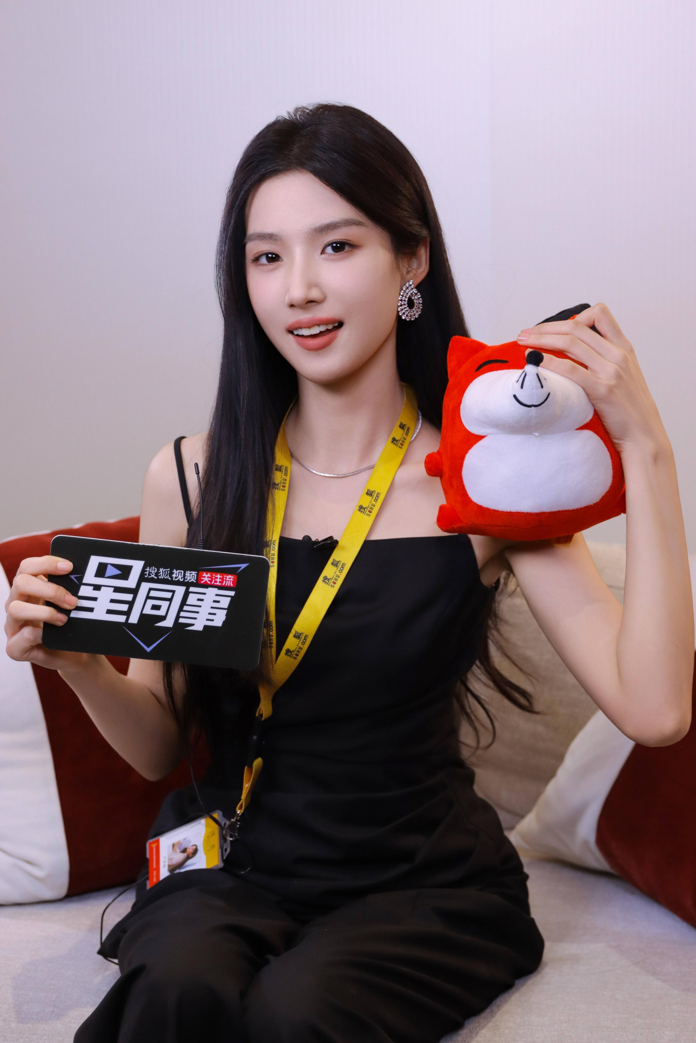 卢昱晓回应跪下跟粉丝合影 爆入行前被朋友科普过檀健次跳舞好__卢昱晓回应跪下跟粉丝合影 爆入行前被朋友科普过檀健次跳舞好