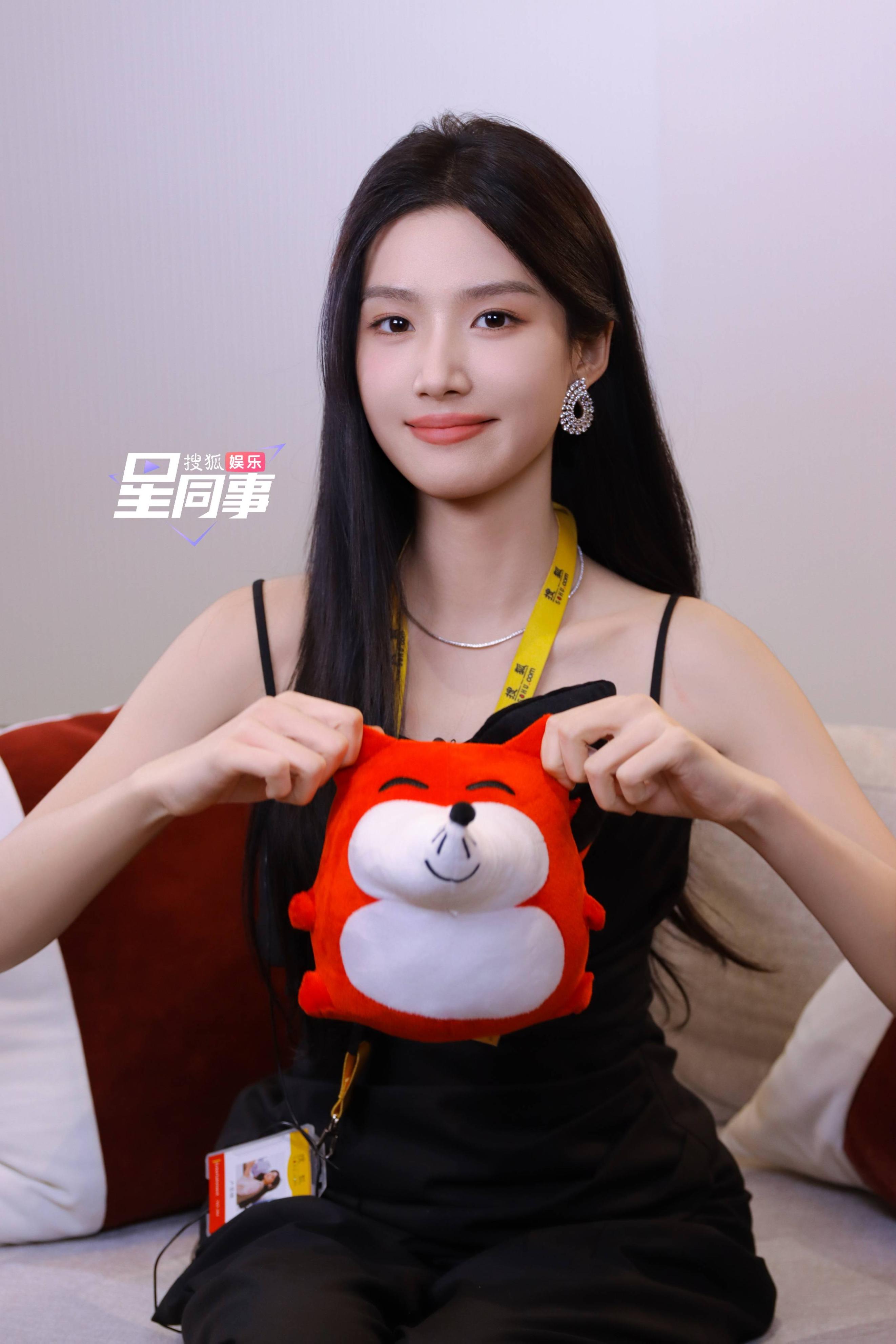 卢昱晓回应跪下跟粉丝合影 爆入行前被朋友科普过檀健次跳舞好_卢昱晓回应跪下跟粉丝合影 爆入行前被朋友科普过檀健次跳舞好_