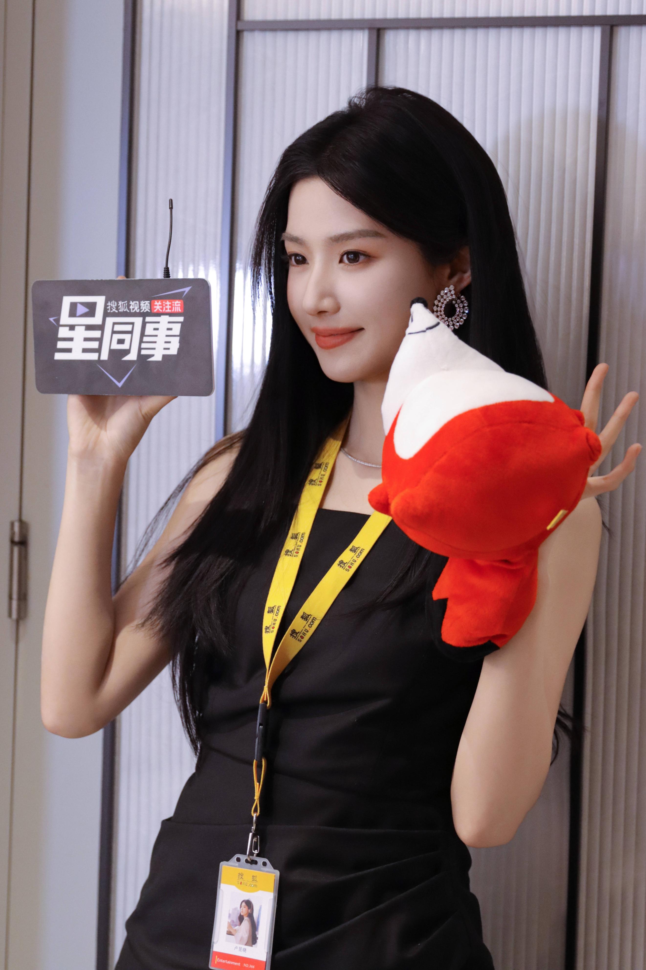 卢昱晓回应跪下跟粉丝合影 爆入行前被朋友科普过檀健次跳舞好_卢昱晓回应跪下跟粉丝合影 爆入行前被朋友科普过檀健次跳舞好_