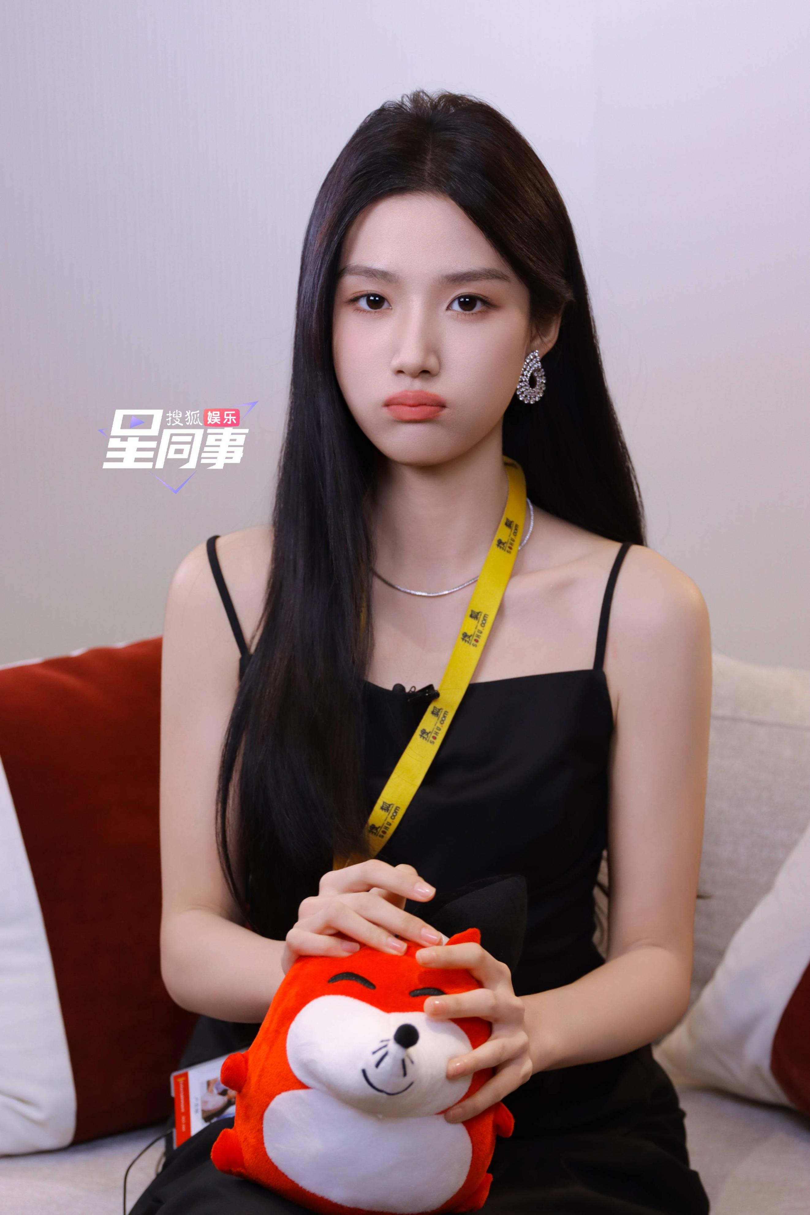 _卢昱晓回应跪下跟粉丝合影 爆入行前被朋友科普过檀健次跳舞好_卢昱晓回应跪下跟粉丝合影 爆入行前被朋友科普过檀健次跳舞好