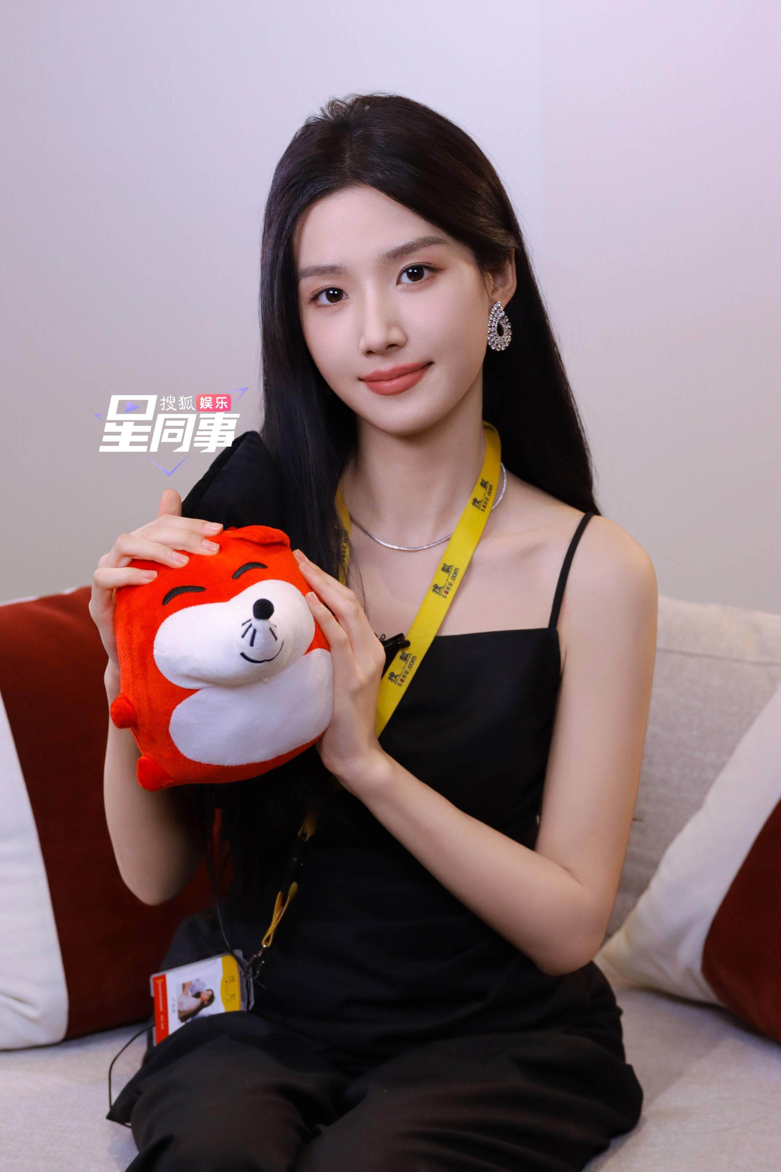 卢昱晓回应跪下跟粉丝合影 爆入行前被朋友科普过檀健次跳舞好__卢昱晓回应跪下跟粉丝合影 爆入行前被朋友科普过檀健次跳舞好