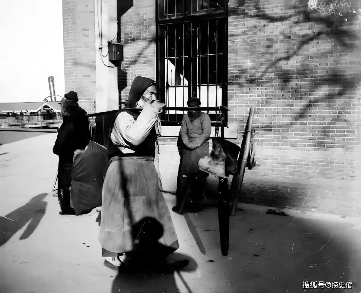 老照片：清末堪称名片的上海外滩、南京路：西式马车夫和马儿很牛气，洋行前独轮车黄包车往来不断