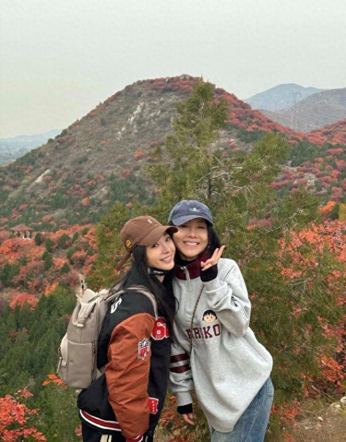 44岁柳岩和闺蜜爬山被偶遇！脸一点也不胯，神情娇俏似少女