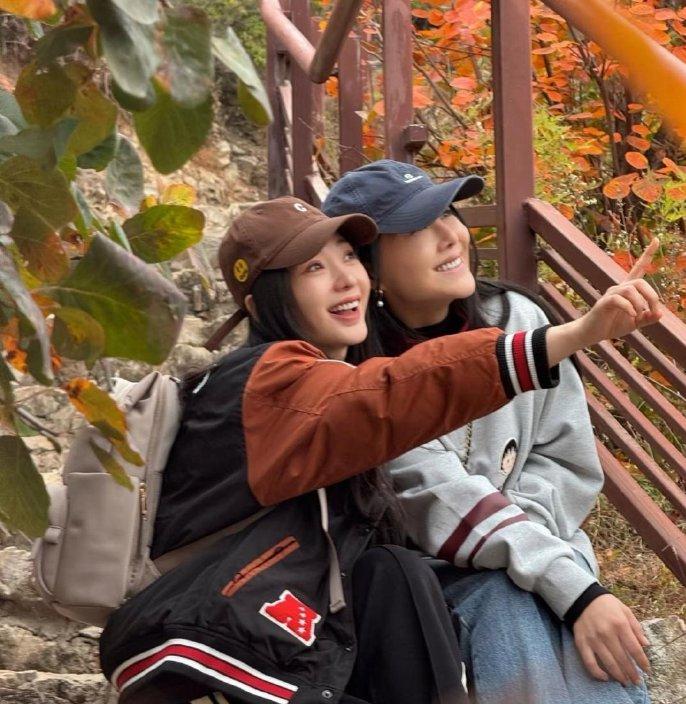 闺蜜爬山的句子发朋友圈_闺蜜爬山拍照姿势大全_