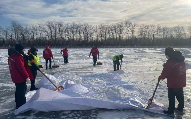 颐和园冰场开展人工清雪，“冰上走10分钟，嘴都张不开”