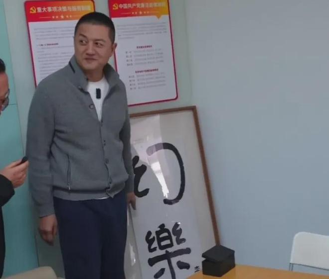 李亚鹏跪下_李亚鹏欠4000万下跪_