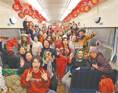 “东北民俗”主题列车首迎国际旅游团__“东北民俗”主题列车首迎国际旅游团