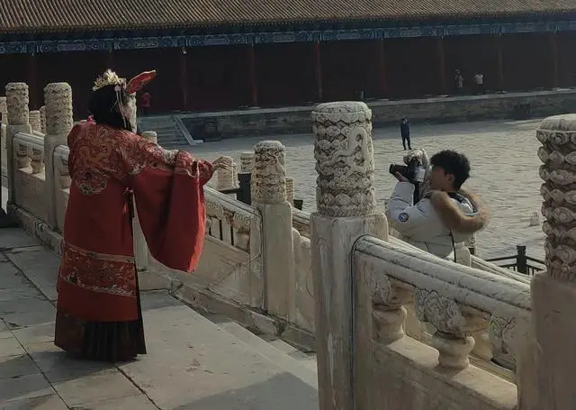 _探访北京旅拍 “格格加工厂” ，火爆背后如何避雷？_探访北京旅拍 “格格加工厂” ，火爆背后如何避雷？