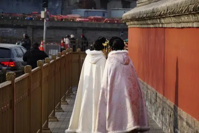 _探访北京旅拍 “格格加工厂” ，火爆背后如何避雷？_探访北京旅拍 “格格加工厂” ，火爆背后如何避雷？