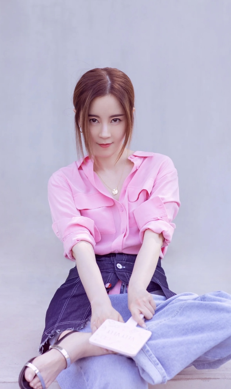 _香港知名女星内地定居终返港！深陷被包养传闻，曾遭圈中男友家暴_香港知名女星内地定居终返港！深陷被包养传闻，曾遭圈中男友家暴