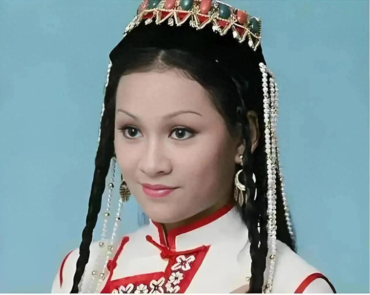 赌气嫁周润发，被扫地出门两次，离婚后与小22岁小鲜肉谈母子恋