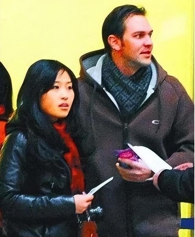 张艺谋前妻肖华家庭背景_张艺谋妻子肖华近况_