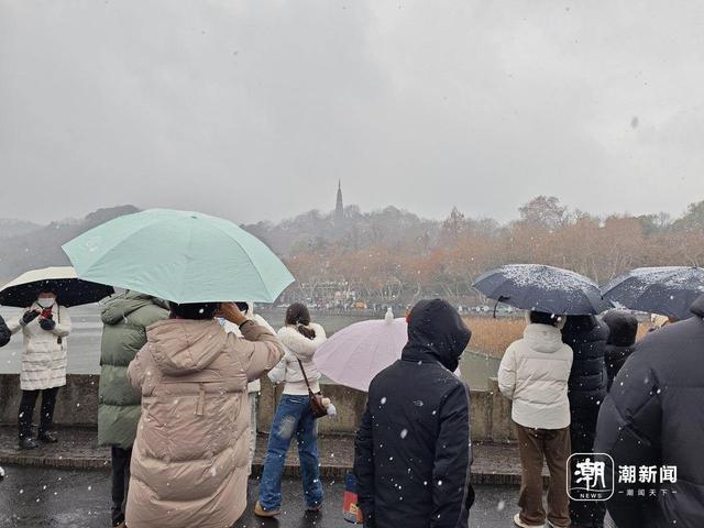杭州西湖现“断桥残雪” 有人退掉返程车票观赏雪景