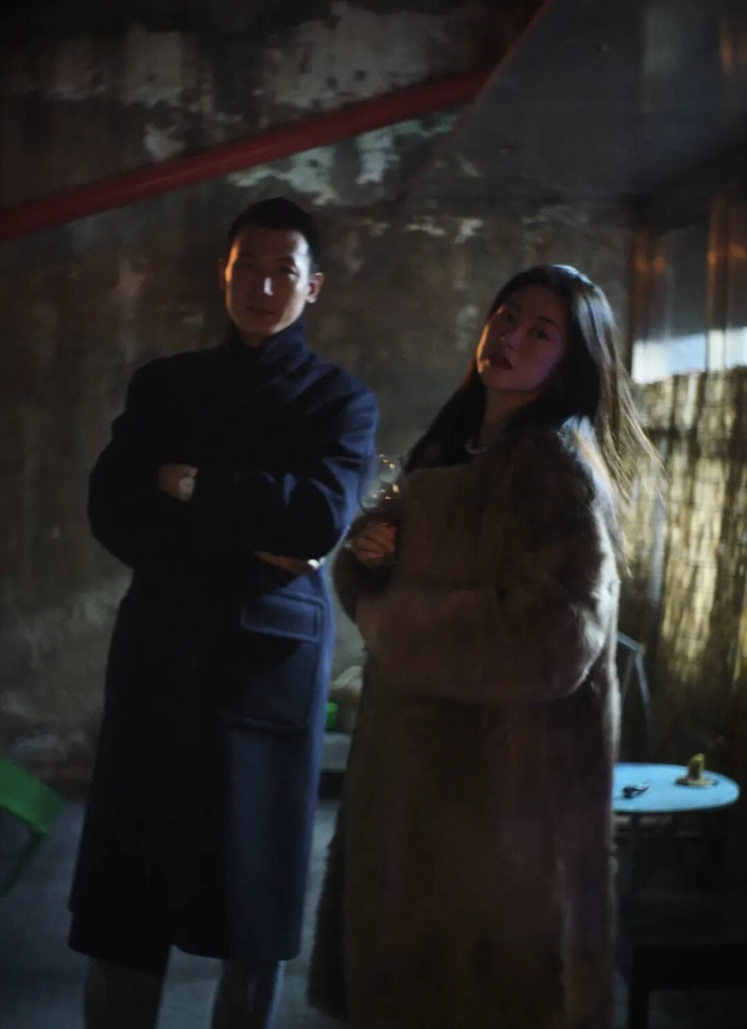 朱珠太敢穿了吧!豹纹毛毛外套+红裤子复古辣妹范儿绝了