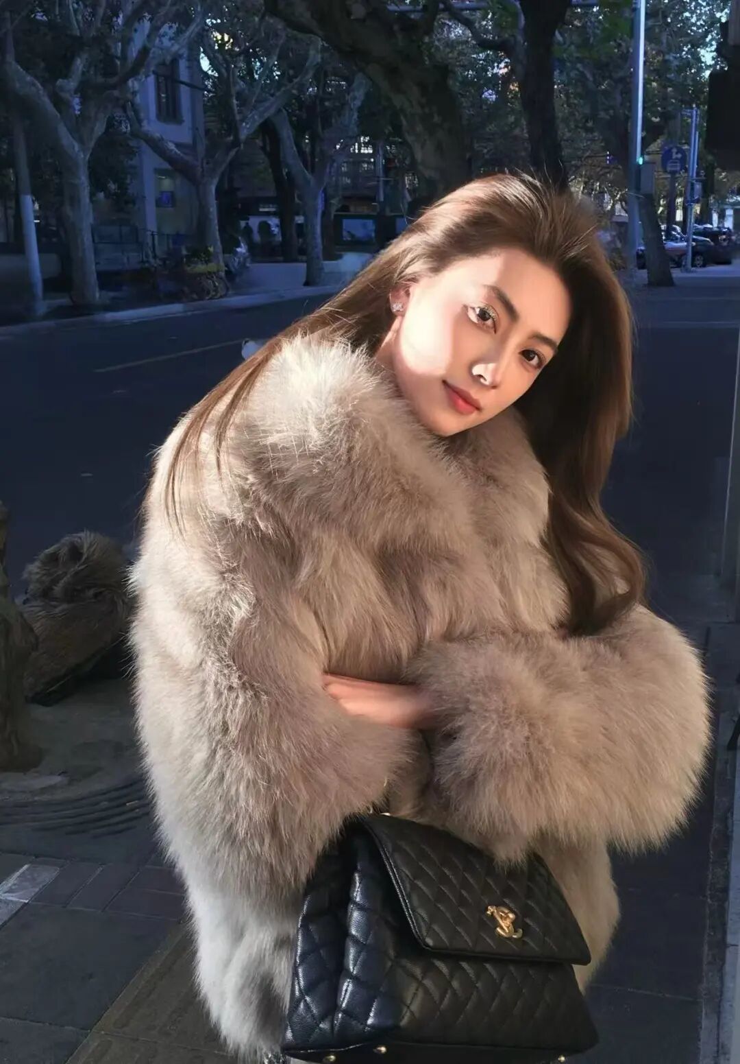 朱珠太敢穿了吧!豹纹毛毛外套+红裤子复古辣妹范儿绝了_朱珠太敢穿了吧!豹纹毛毛外套+红裤子复古辣妹范儿绝了_