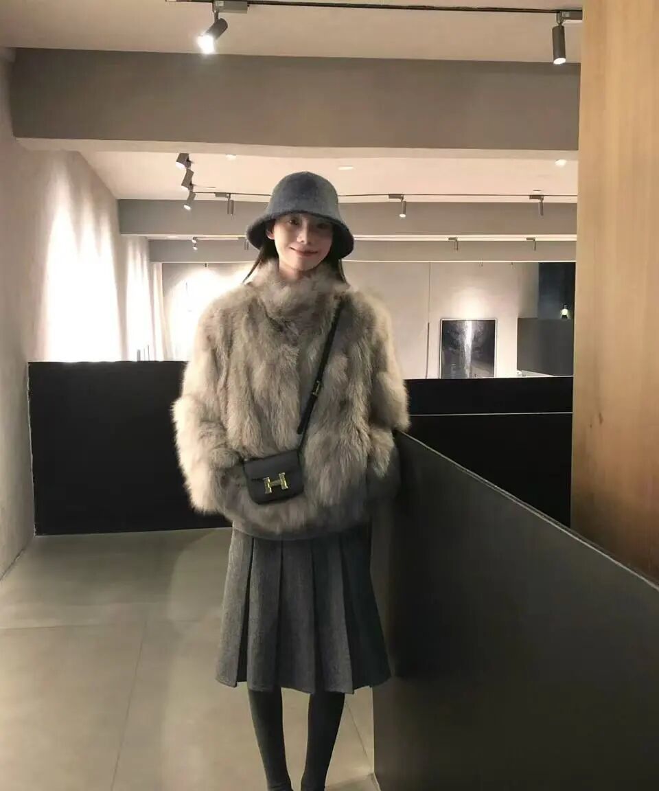 朱珠太敢穿了吧!豹纹毛毛外套+红裤子复古辣妹范儿绝了_朱珠太敢穿了吧!豹纹毛毛外套+红裤子复古辣妹范儿绝了_