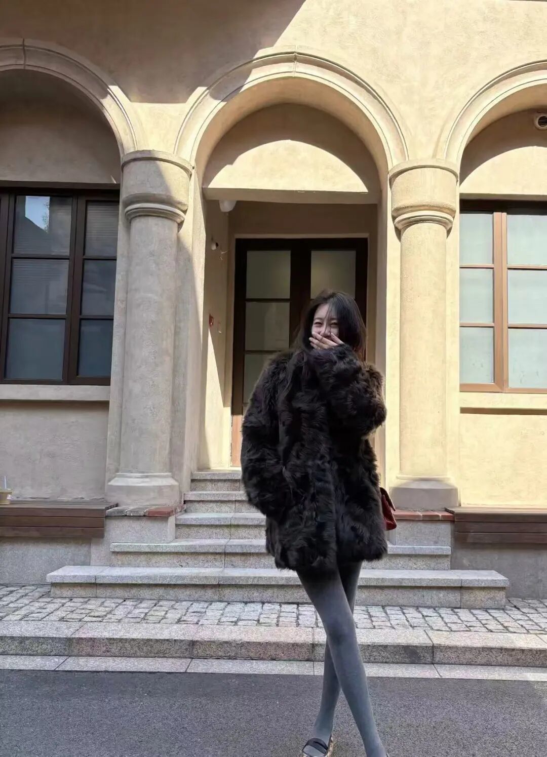 朱珠太敢穿了吧!豹纹毛毛外套+红裤子复古辣妹范儿绝了__朱珠太敢穿了吧!豹纹毛毛外套+红裤子复古辣妹范儿绝了