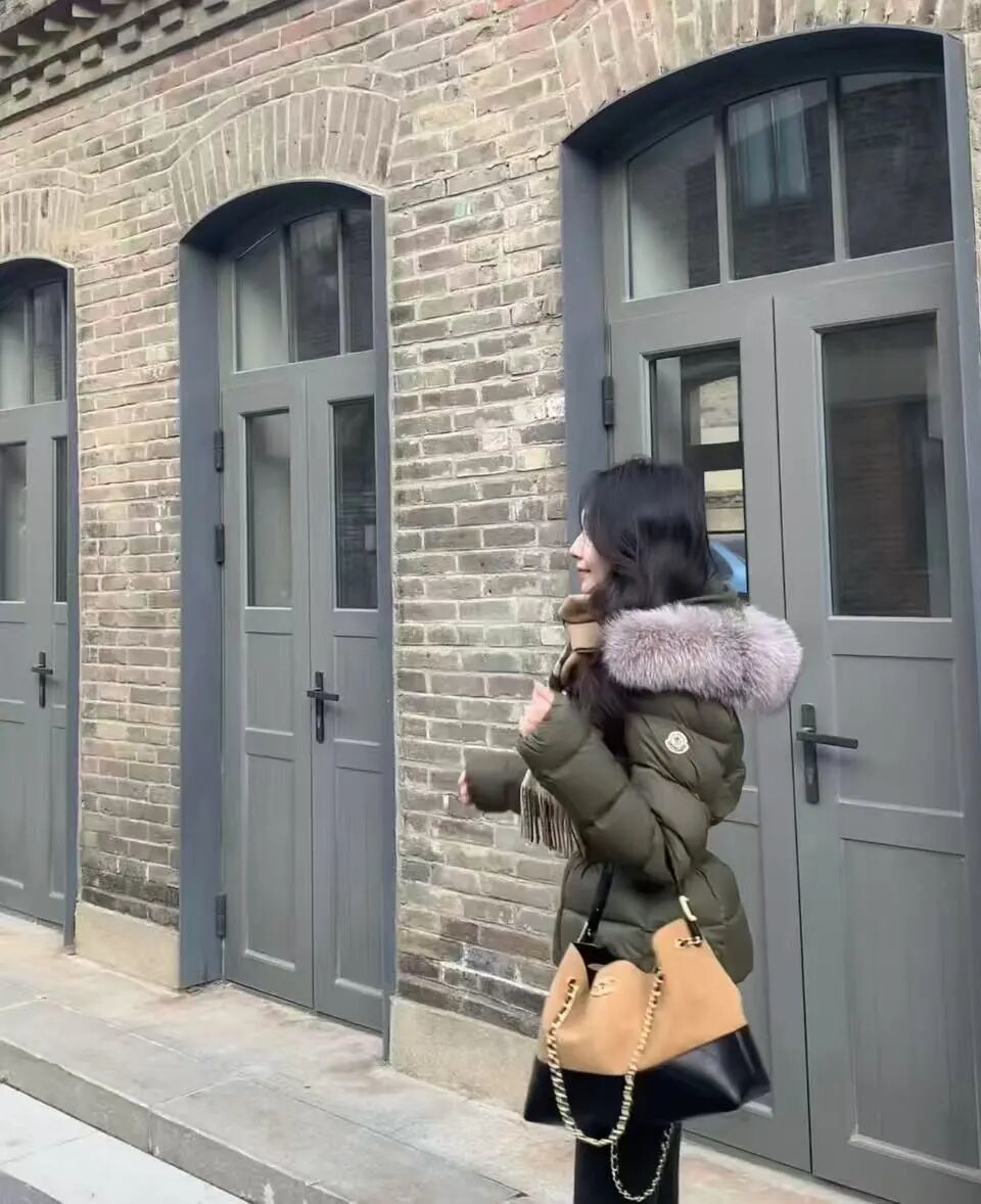 _朱珠太敢穿了吧!豹纹毛毛外套+红裤子复古辣妹范儿绝了_朱珠太敢穿了吧!豹纹毛毛外套+红裤子复古辣妹范儿绝了