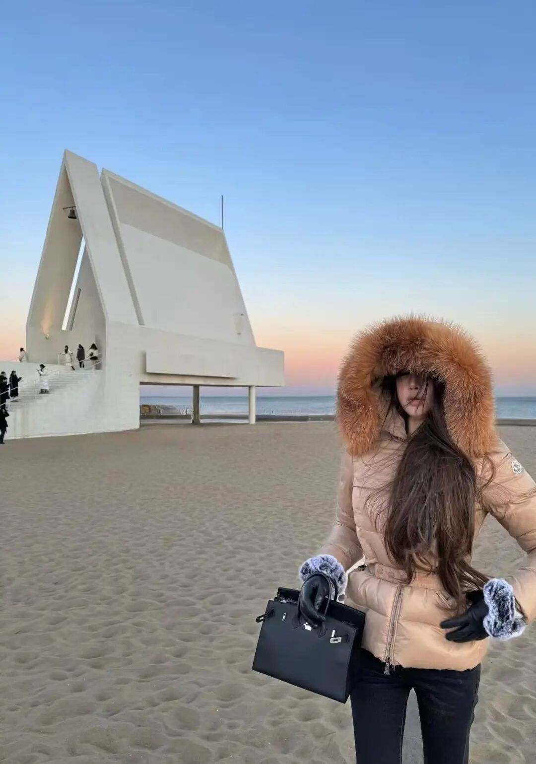 朱珠太敢穿了吧!豹纹毛毛外套+红裤子复古辣妹范儿绝了__朱珠太敢穿了吧!豹纹毛毛外套+红裤子复古辣妹范儿绝了