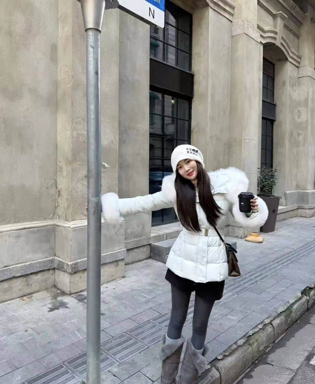 朱珠太敢穿了吧!豹纹毛毛外套+红裤子复古辣妹范儿绝了_朱珠太敢穿了吧!豹纹毛毛外套+红裤子复古辣妹范儿绝了_