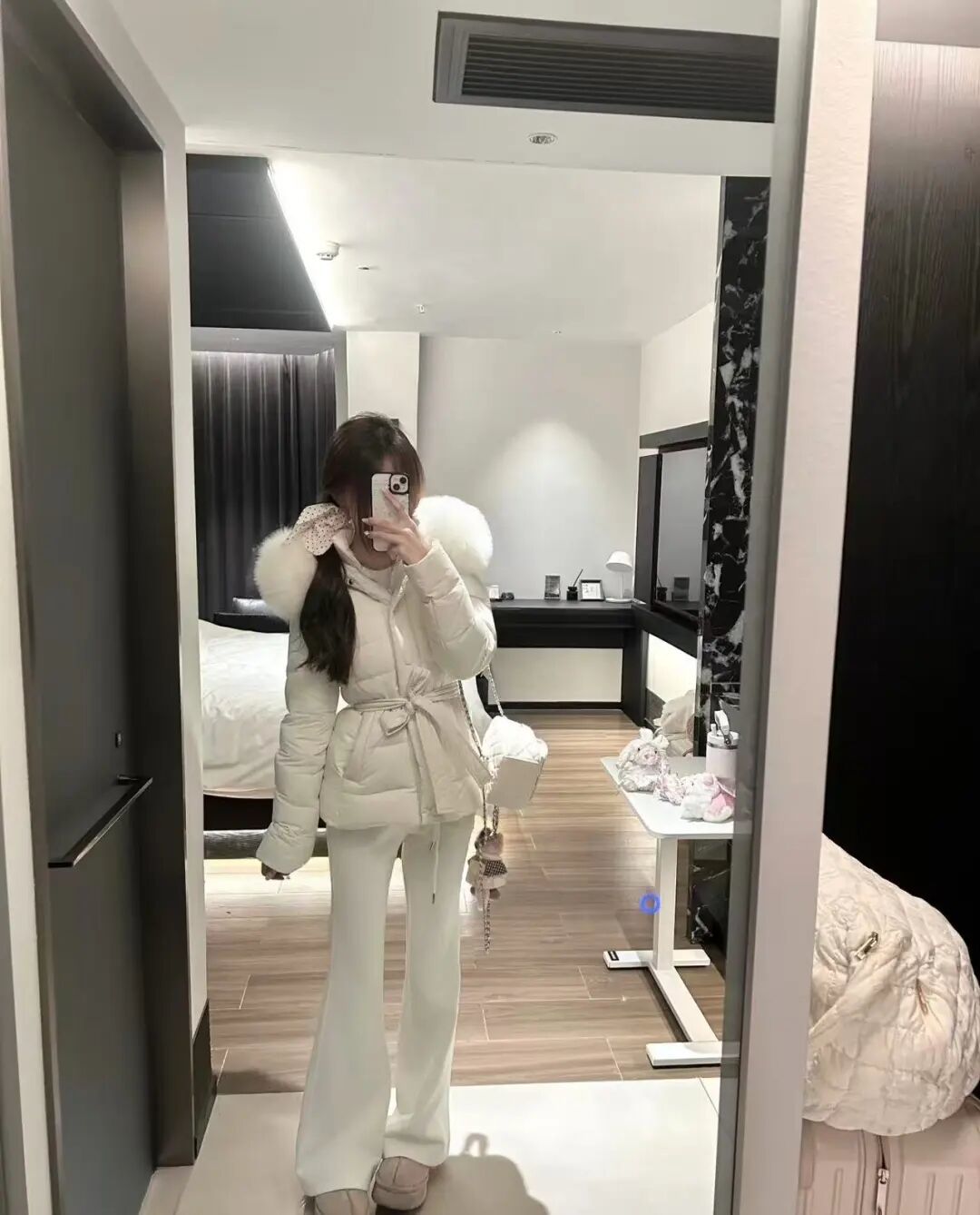 朱珠太敢穿了吧!豹纹毛毛外套+红裤子复古辣妹范儿绝了__朱珠太敢穿了吧!豹纹毛毛外套+红裤子复古辣妹范儿绝了