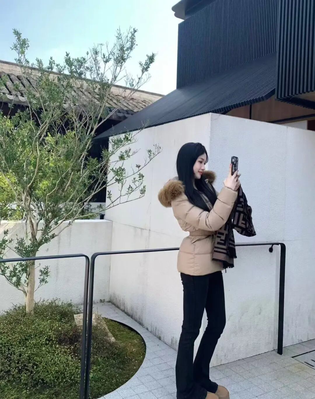 _朱珠太敢穿了吧!豹纹毛毛外套+红裤子复古辣妹范儿绝了_朱珠太敢穿了吧!豹纹毛毛外套+红裤子复古辣妹范儿绝了