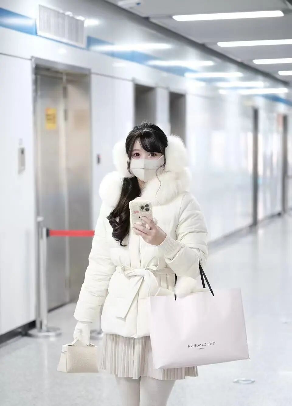 朱珠太敢穿了吧!豹纹毛毛外套+红裤子复古辣妹范儿绝了_朱珠太敢穿了吧!豹纹毛毛外套+红裤子复古辣妹范儿绝了_