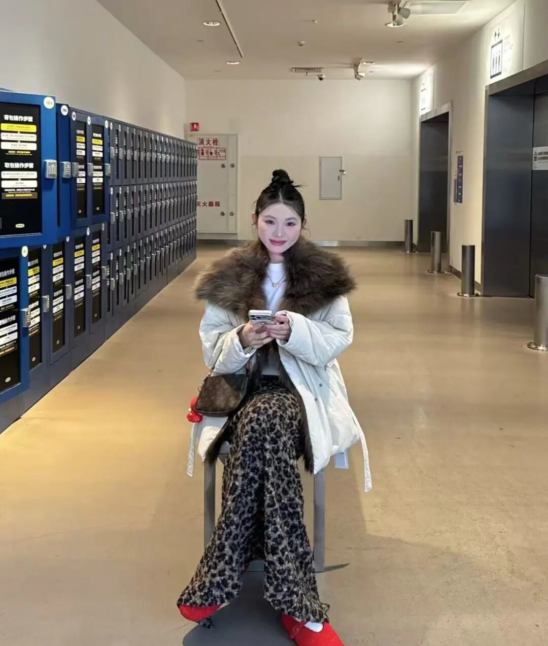 _朱珠太敢穿了吧!豹纹毛毛外套+红裤子复古辣妹范儿绝了_朱珠太敢穿了吧!豹纹毛毛外套+红裤子复古辣妹范儿绝了