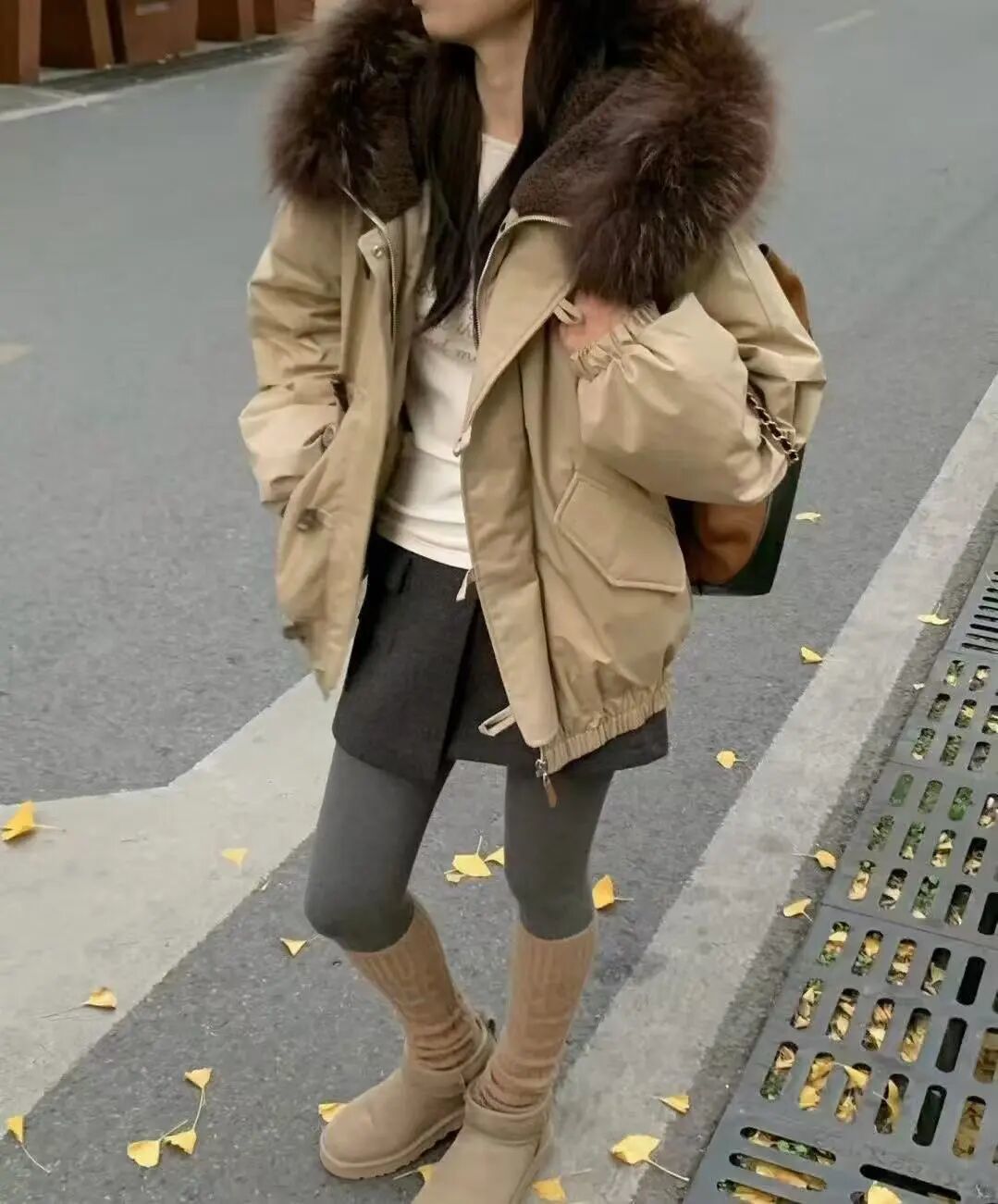 朱珠太敢穿了吧!豹纹毛毛外套+红裤子复古辣妹范儿绝了_朱珠太敢穿了吧!豹纹毛毛外套+红裤子复古辣妹范儿绝了_